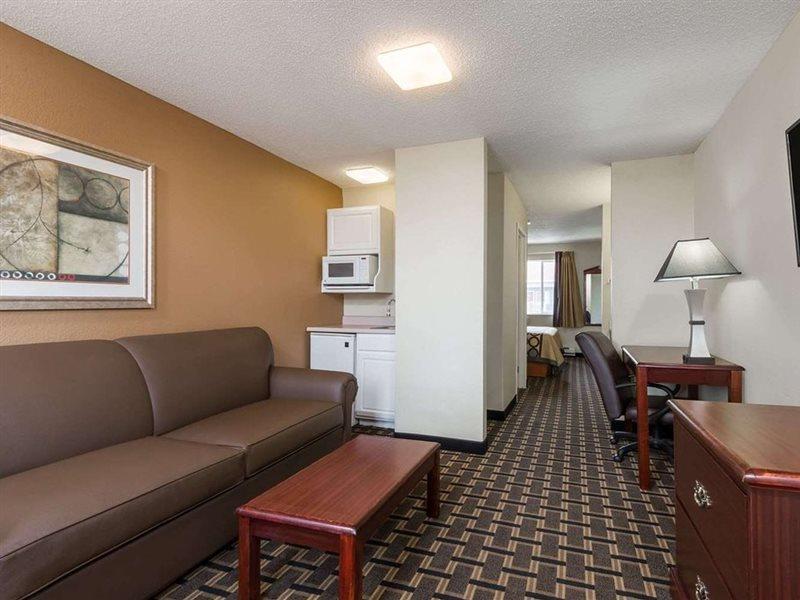 Super 8 By Wyndham Indianapolis/Ne/Castleton Area Hotell Exteriör bild