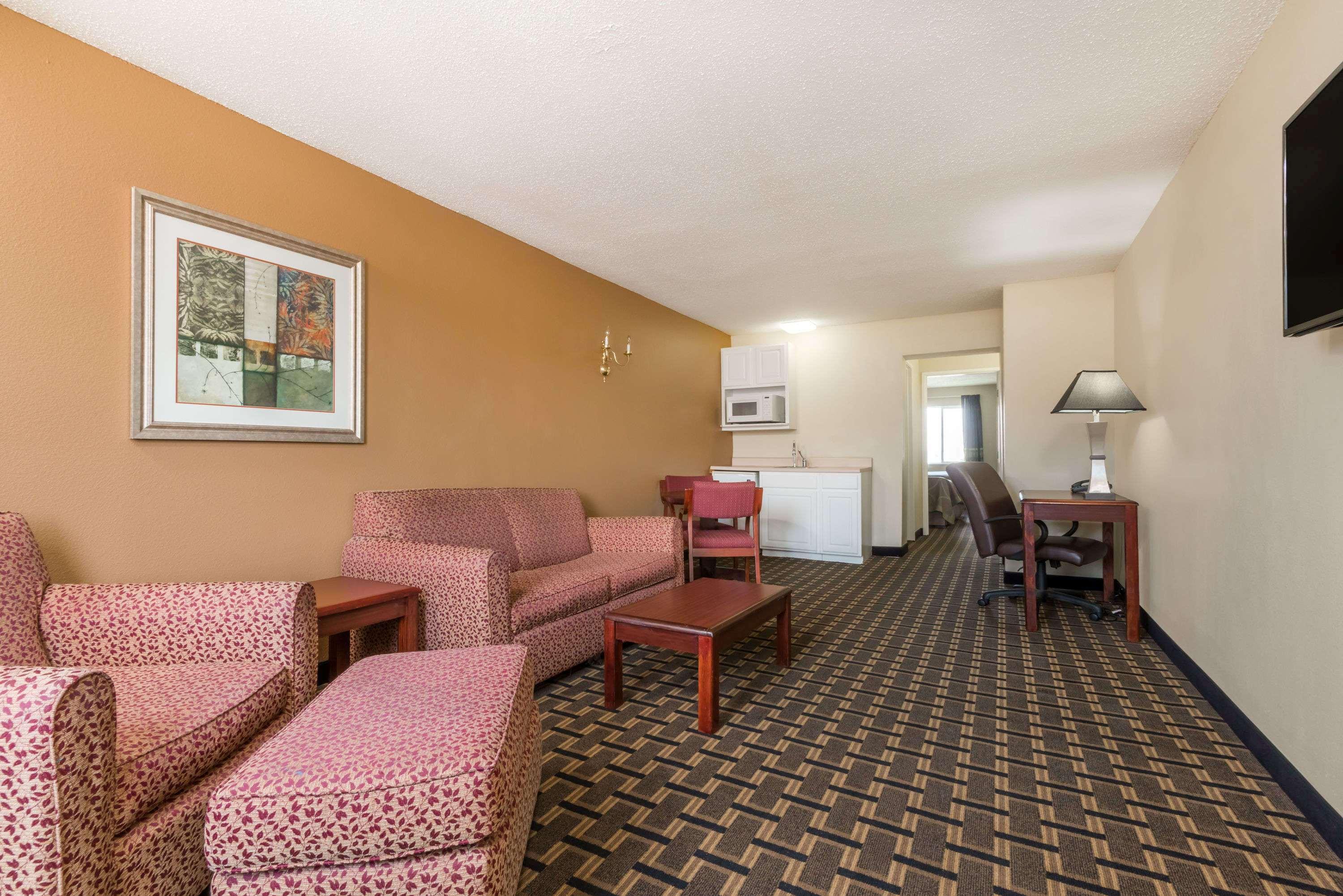 Super 8 By Wyndham Indianapolis/Ne/Castleton Area Hotell Exteriör bild