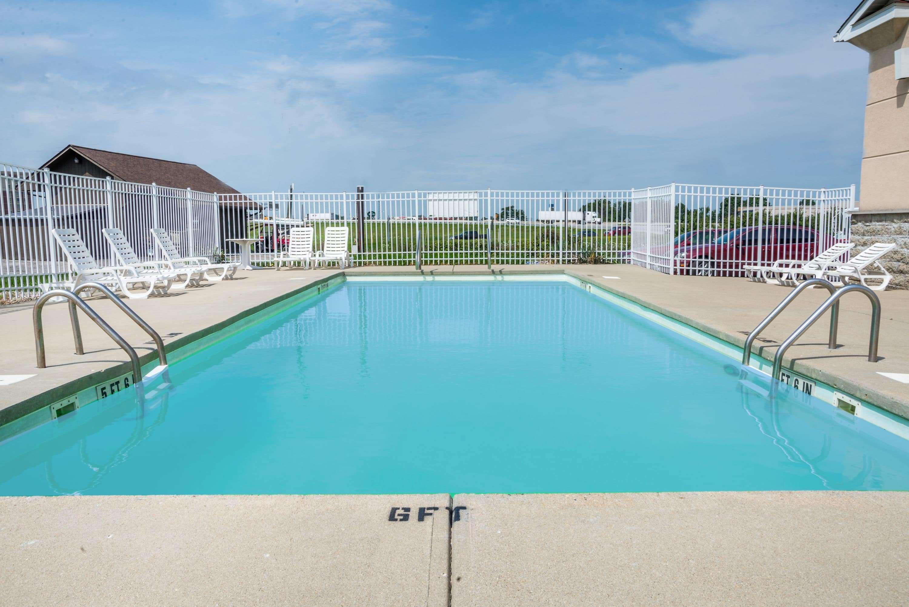 Super 8 By Wyndham Indianapolis/Ne/Castleton Area Hotell Exteriör bild
