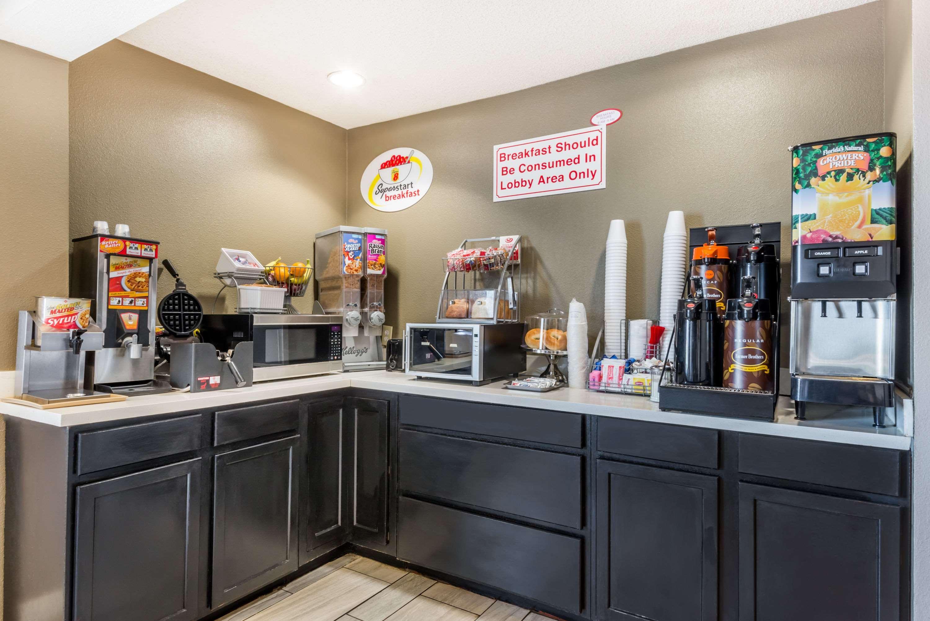 Super 8 By Wyndham Indianapolis/Ne/Castleton Area Hotell Exteriör bild