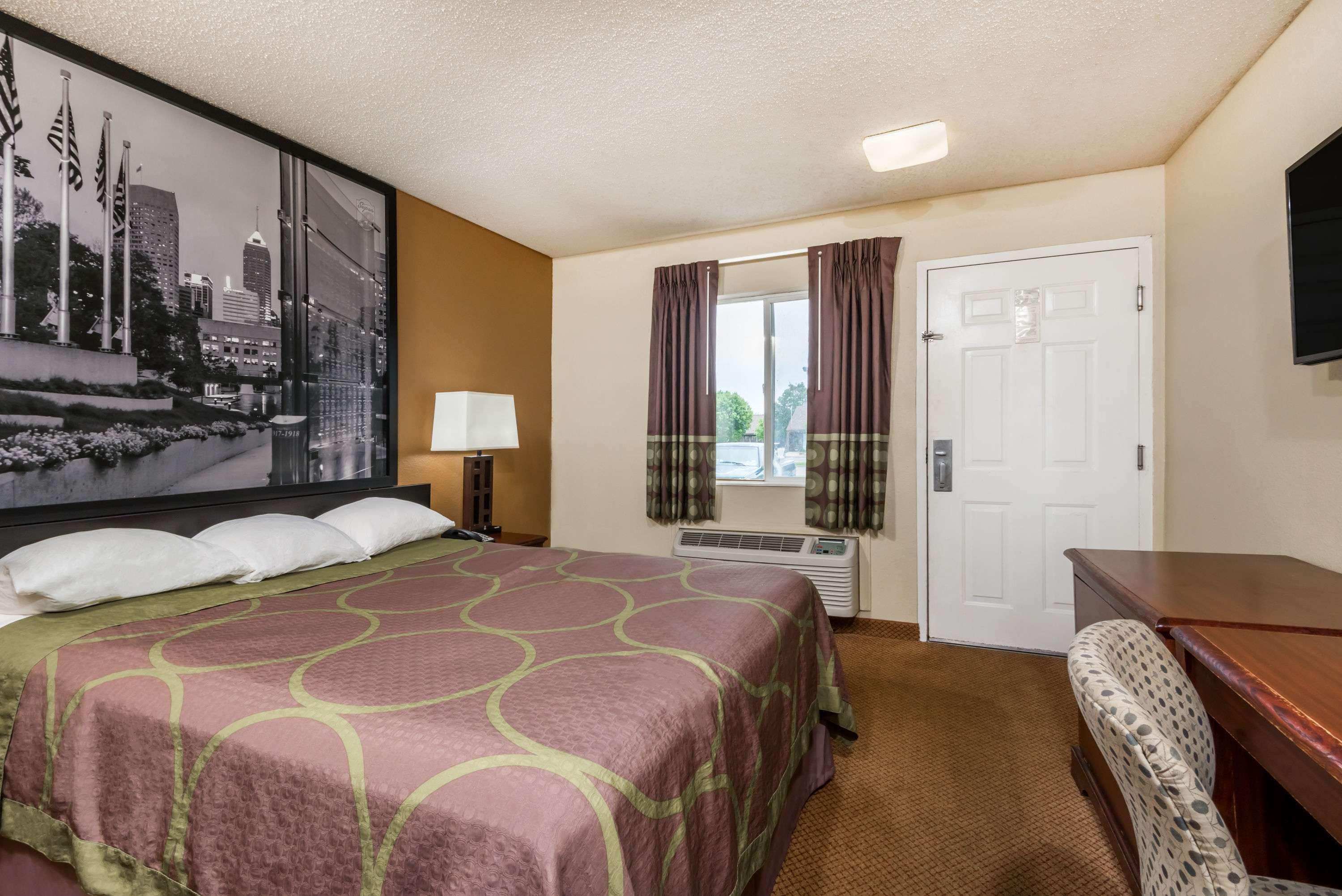 Super 8 By Wyndham Indianapolis/Ne/Castleton Area Hotell Exteriör bild