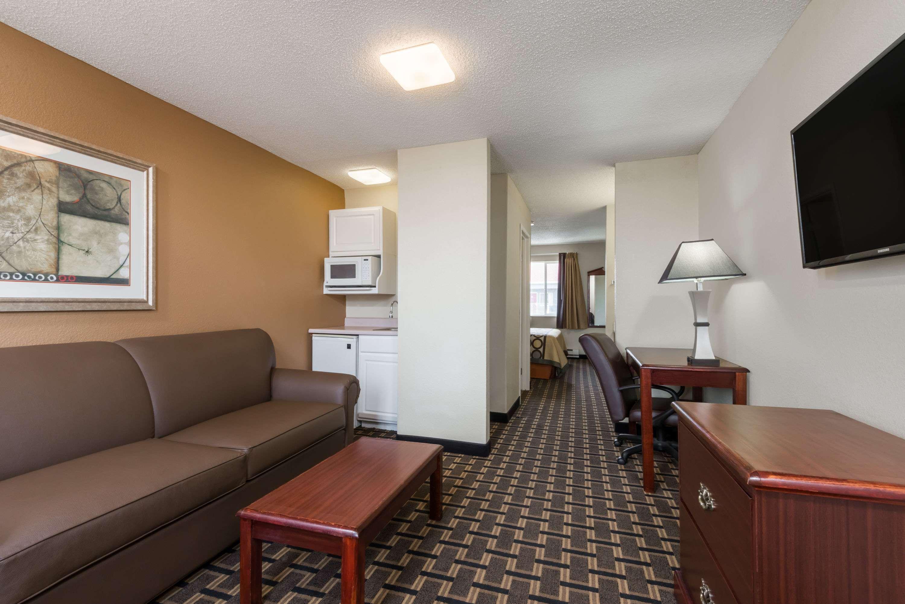 Super 8 By Wyndham Indianapolis/Ne/Castleton Area Hotell Exteriör bild