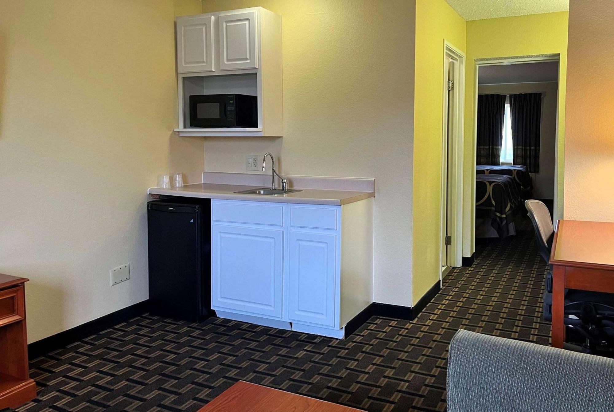Super 8 By Wyndham Indianapolis/Ne/Castleton Area Hotell Exteriör bild