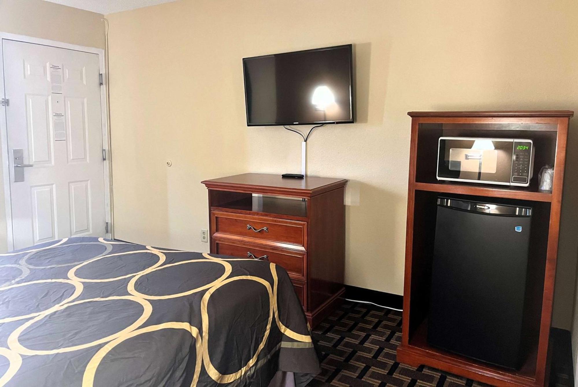 Super 8 By Wyndham Indianapolis/Ne/Castleton Area Hotell Exteriör bild
