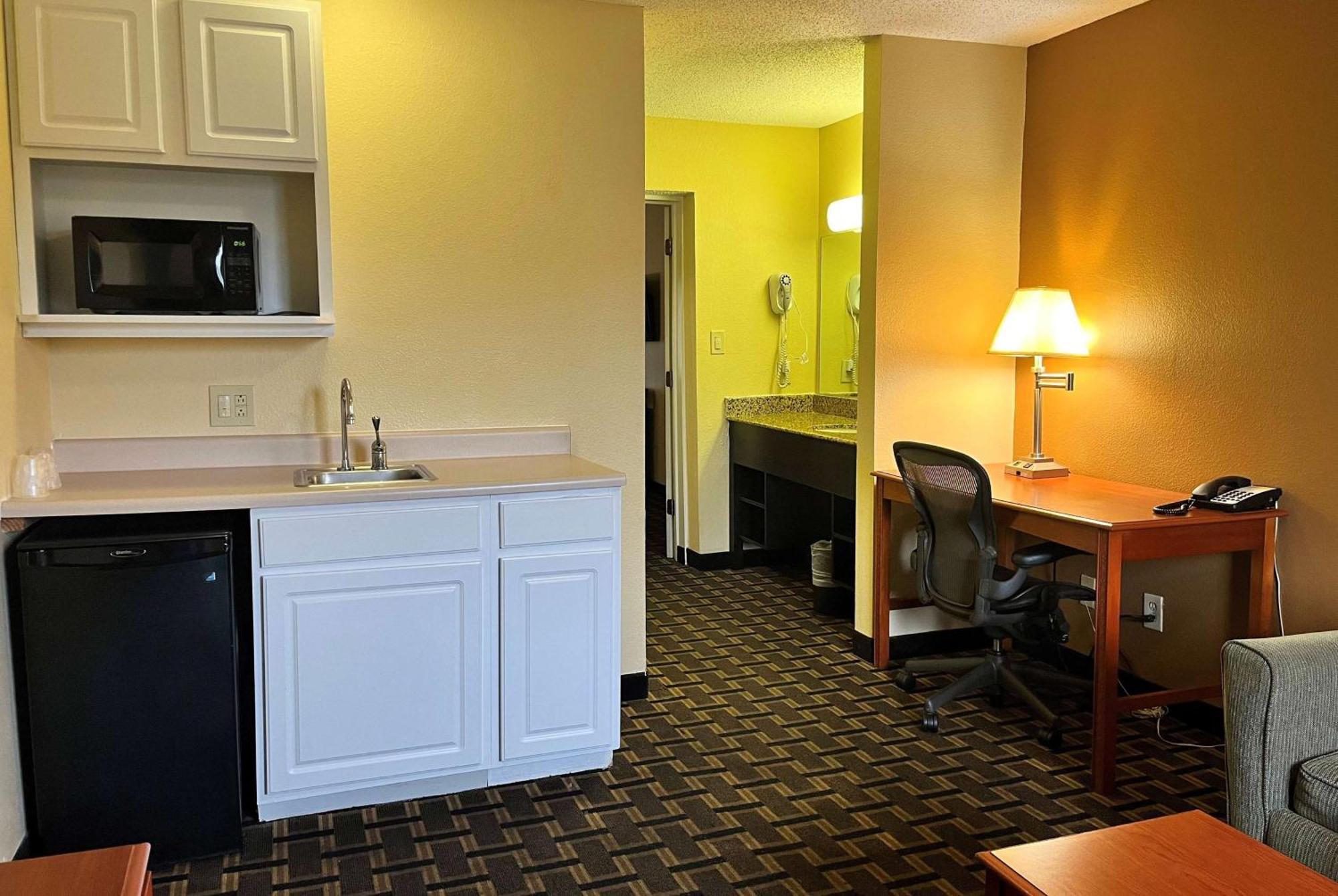 Super 8 By Wyndham Indianapolis/Ne/Castleton Area Hotell Exteriör bild