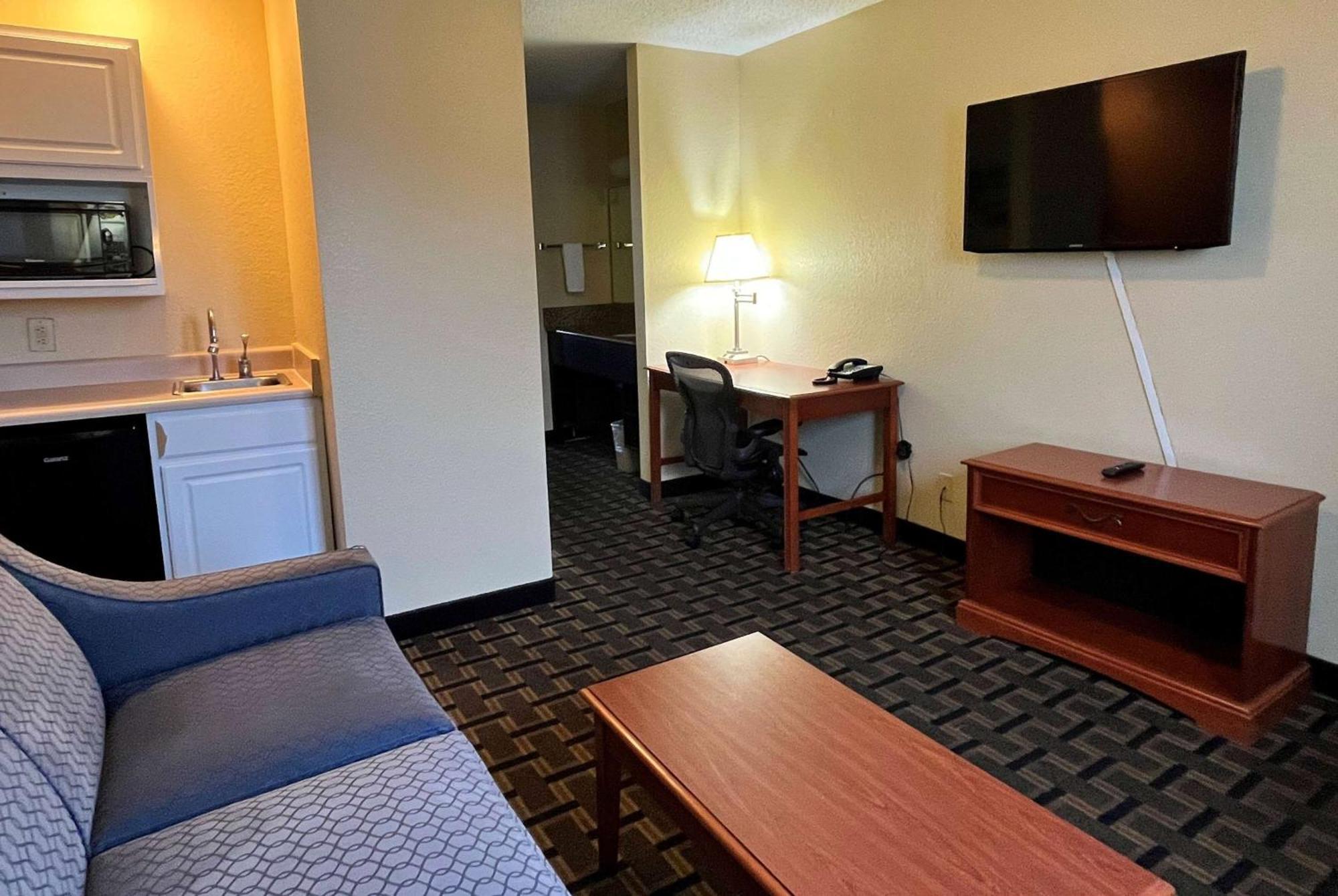 Super 8 By Wyndham Indianapolis/Ne/Castleton Area Hotell Exteriör bild
