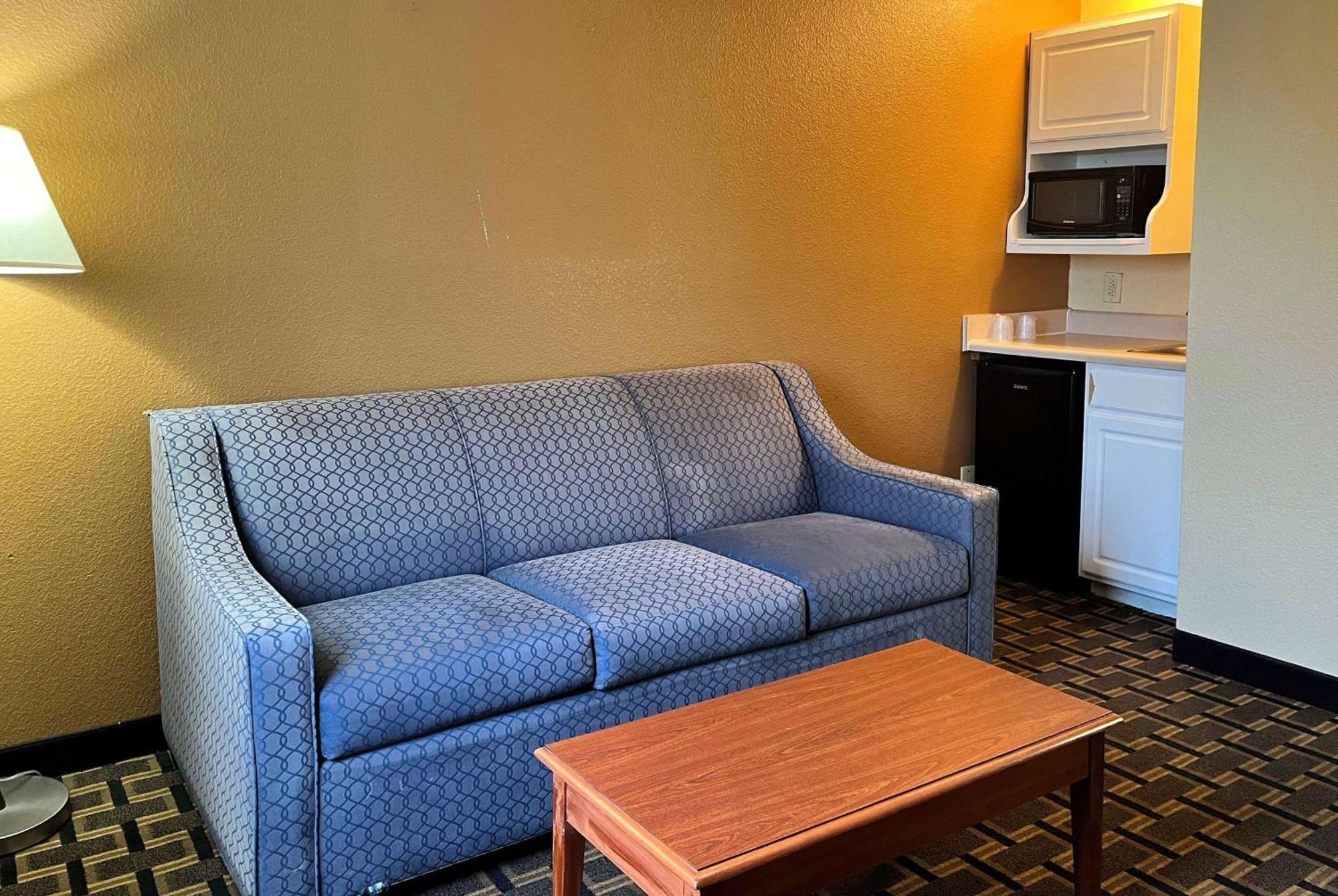 Super 8 By Wyndham Indianapolis/Ne/Castleton Area Hotell Exteriör bild