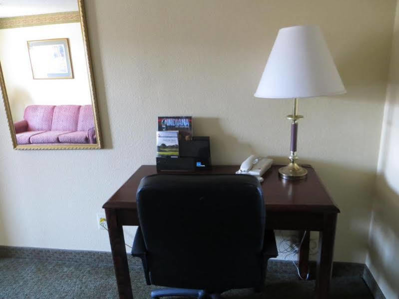 Super 8 By Wyndham Indianapolis/Ne/Castleton Area Hotell Exteriör bild