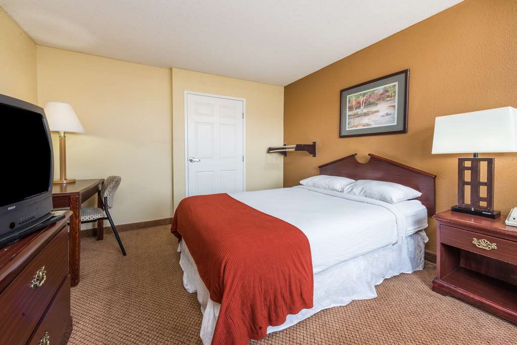 Super 8 By Wyndham Indianapolis/Ne/Castleton Area Hotell Rum bild