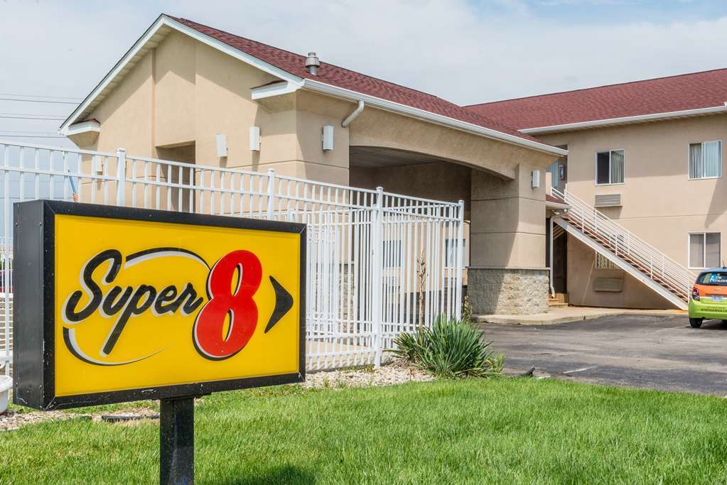 Super 8 By Wyndham Indianapolis/Ne/Castleton Area Hotell Exteriör bild